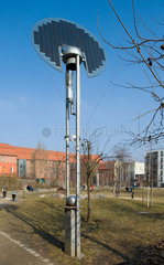 Berlin  Deutschland  Solar-Parkleuchte auf einem Spielplatz in Berlin Prenzlauer-Berg