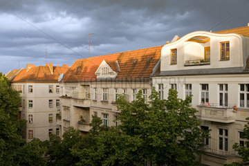 Berlin  Deutschland  dunkler regnerischer Wolkenhimmel ueber Altbauten