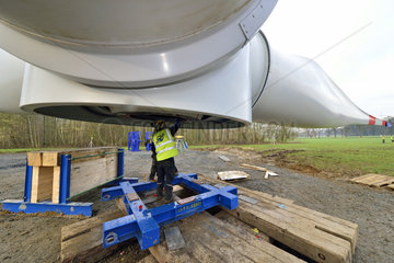 Deutschland  Nordrhein-Westfalen - Montage einer Windkraftanlage