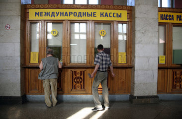 Brest  Weissrussland  Reisende vor den internationalen Schaltern auf dem Bahnhof