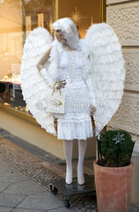 Berlin  Deutschland  eine als Engel gekleidete Schaufensterpuppe in der Fasanenstrasse