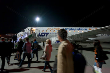 Posen  Polen  Flughafen Poznan-Lawica  Passagiere steigen in ein Flugzeug