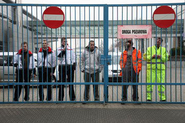 Posen  Polen  Messearbeiter schauen durch Zaun