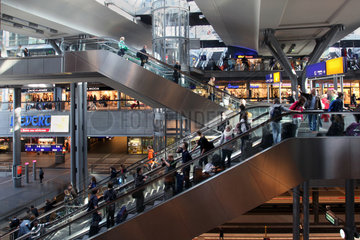 Berlin  Deutschland  Passanten im Berliner Hauptbahnhof