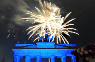 Berlin  Deutschland  Feuerwerk ueber dem Brandenburger Tor