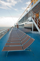 Spanien  aufgereihte Sonnenliegen auf dem Deck Summertime der MS Costa Pacifica