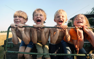 Prangendorf  Deutschland  Sommerurlaub  lachende Kinder im Portrait