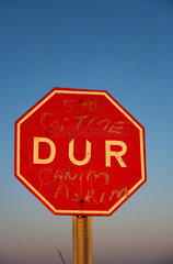 Dipkarpaz  Tuerkische Republik Nordzypern  ein Stop-Schild in tuerkischer Sprache
