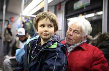 Berlin  Deutschland  Oma faehrt mit ihrem Enkel U-Bahn