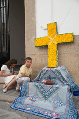 Valencia de Alcantara  Spanien  Kinder vor einem Blumenkreuz