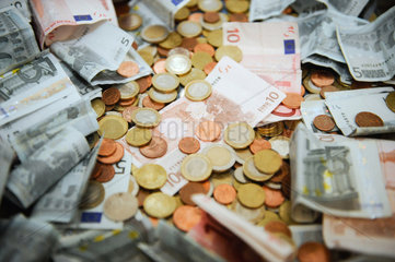Berlin  Deutschland  Geld in einer glaesernen Sammeldose
