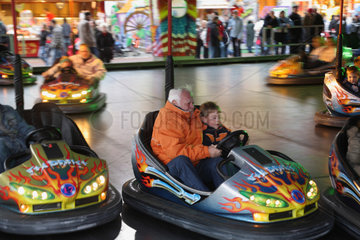 Bremen  Deutschland  Grossvater mit seinem Enkel im Autoscooter