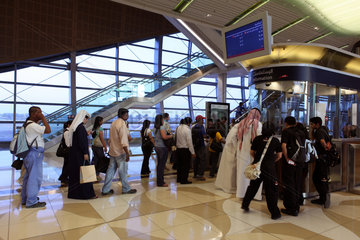 Dubai  Vereinigte Arabische Emirate  Menschen in der Vorhalle des U-Bahnhofs Al Jafiliya