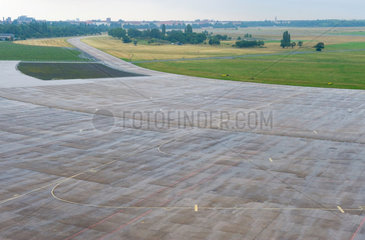 Berlin  Deutschland  Blick ueber das Flugfeld des stillgelegten Flughafen Tempelhof