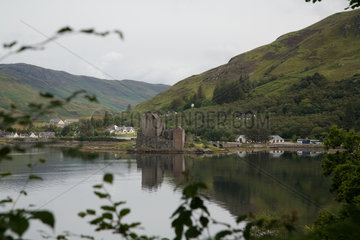 Ratagan  Grossbritannien  das Eilean Donan Castle am Loch Duich und das Dorf Ratagan
