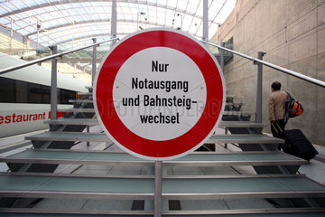 Koeln  Deutschland  Schild Nur Notausgang und Bahnsteigwechsel