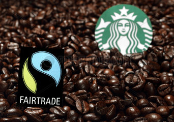 Berlin  Deutschland  Kaffeebohnen mit Starbuckslogo und Fair-Trade-Siegel