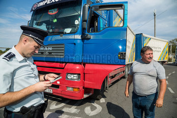Tudora  Republik Moldau  Kontrolle eines LKW-Fahrers an der moldawisch-ukrainischen Grenze