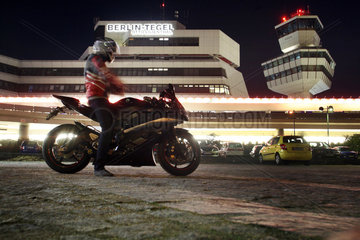 Berlin  Deutschland  Motorradfahrer mit seiner Yamaha R6 vor dem Flughafen Tegel