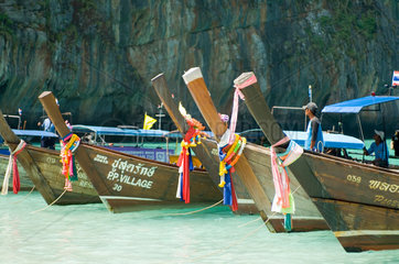 Ao Nang  Thailand  Longtailboote vor Ko Phi Phi Leh