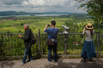 Hohenschwangau  Deutschland  Touristen geniessen die Aussicht