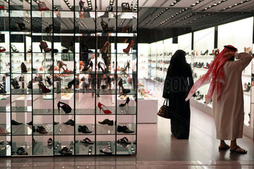 Dubai  Vereinigte Arabische Emirate  Schuhgeschaeft in der Mall of Dubai