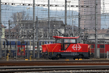 Zuerich  Schweiz  Rangierlok der Schweizerischen Bundesbahn bei der Einfahrt in den Hauptbahnhof