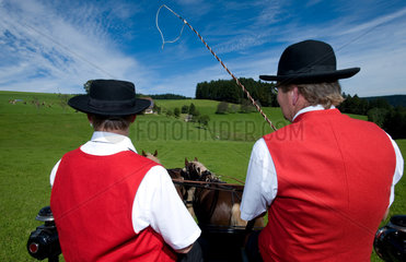 St. Maergen  Deutschland  Vater und Sohn auf einem Pferdekarren am traditionellen Rosstag