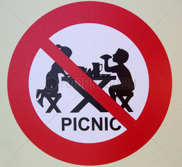 Bomarzo  Italien  Hinweisschild  Picknick verboten