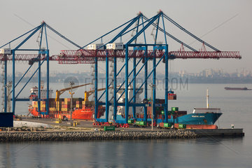 Odessa  Ukraine  ein Frachtschiff am Containerterminal im Hafen