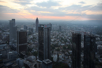 Frankfurt  Deutschland  Silhouette des Bankenviertels und Messeturm