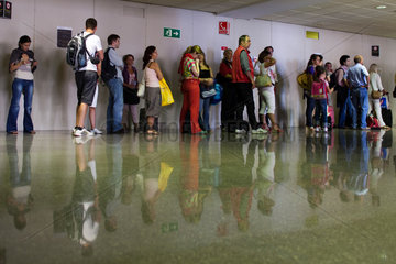 Malaga  Spanien  Passagiere warten auf dem Flughafen zum Boarding