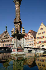 Rothenburg ob der Tauber  Deutschland  der Georgsbrunnen auf dem Marktplatz
