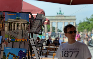 Berlin  Deutschland  Blick durch einen Postkartenstand auf den Pariser Platz