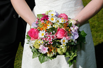 Essen  Deutschland  ein Braut haelt einen Brautstrauss  Symbolfoto Hochzeit