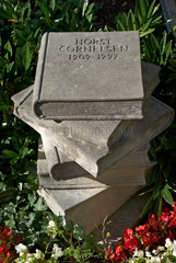 Berlin  Deutschland  Grab von Horst Cornelsen auf dem Dorotheenstaedtischen Friedhof