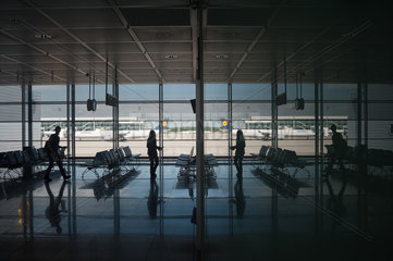 Muenchen  Deutschland  Passagiere im Terminal des Muenchener Flughafens