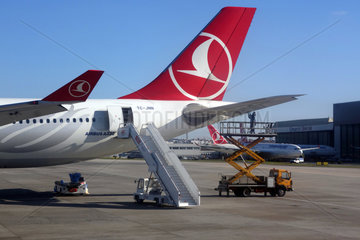 Istanbul  Tuerkei  Techniker kontrolliert eine Maschine der Fluggesellschaft Turkish Airlines