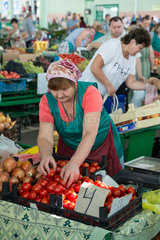 Tiraspol  Republik Moldau  Verkaeuferin an einem Obst- und Gemuesestand
