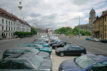 Berlin  Deutschland  Parkplatz auf dem Mittelstreifen der Gertraudenstrasse