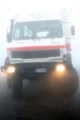 Catania  Italien  gelaendegaengiger Personenbus der Funivia dell' Etna im Nebel