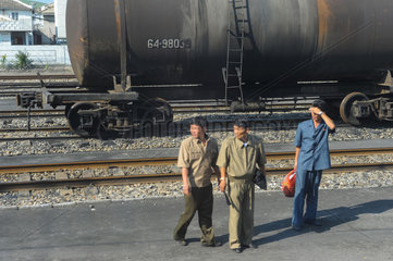 Dongnim  Nordkorea  Menschen am Bahnhof