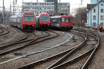 Zuerich  Schweiz  S-Bahnen der Schweizerischen Bundesbahn stehen auf Abstellgleisen