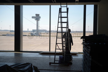 Schoenefeld  Deutschland  Handwerker arbeiten auf dem Flughafen BER