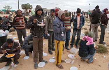 Ben Gardane  Tunesien  Fluechtlinge im Fluechtlingslager Shousha werden mit Essen versorgt