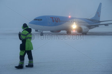 Kittilae  Finnland  Boeing 737-800 der Tui Airlines und Ramp Agent am Kittilae Airport