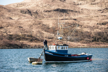 Tobermory  Grossbritannien  Muschelfischer mit seinem Kutter vor der Isle of Mull