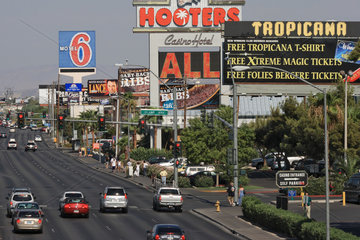 Las Vegas  USA  Ausfallstrasse mit Werbeschildern in Las Vegas