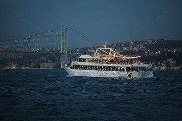 Istanbul  Tuerkei  Faehre auf der Bosporusmeeresenge vor der Bosporus-Bruecke