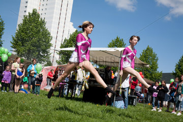 Berlin  Deutschland  Maedchen tanzen beim Familienfest Bunte Platte
